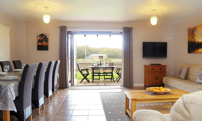 Maidstone Cabaña | Hay Fields, Tilmangate Farm