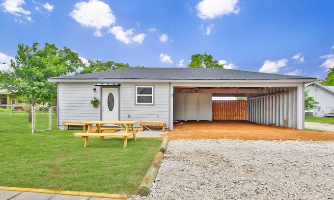 Blanco Cabina | Hayday Getaway - Convenient Pet Friendly Cottage