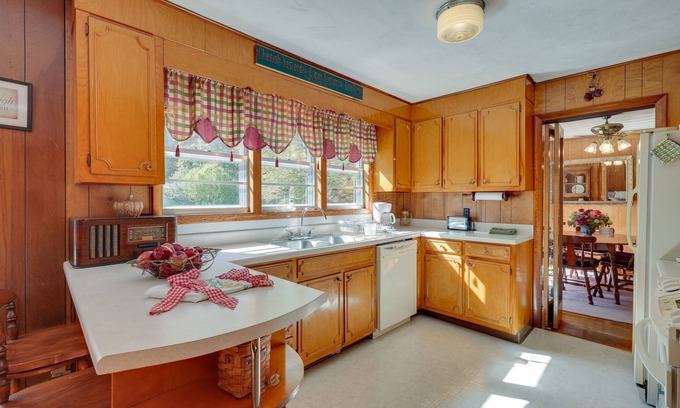 Haysi Casa | Haysi Nature Getaway w/ Fire Pit & On-Site Creek!