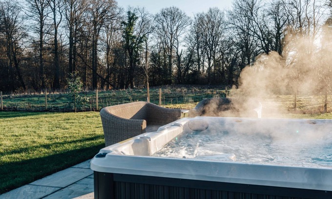 Henley Casa | Hayward House Hot Tub Large Garden - From 1100 Per Night