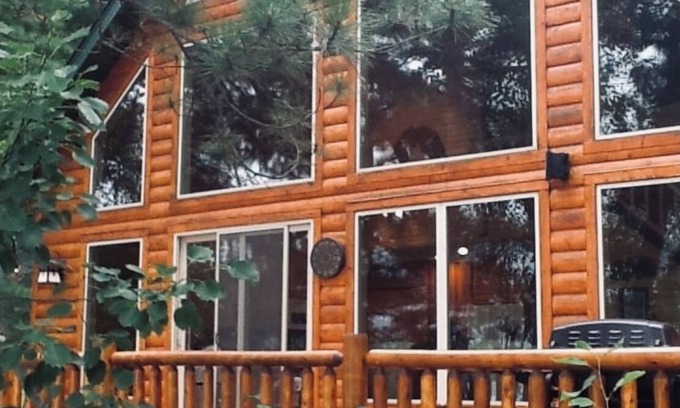Hayward Cabina | Hayward, Round Lake Retreat! Private dock, 3 kayaks, beautifully maintained!