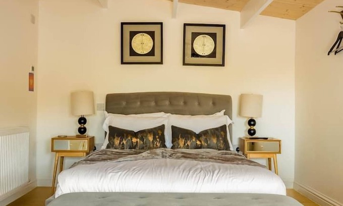 Blandford Saint Mary Chalet De Esquí | HAZEL - ROMANTIC ESCAPE | SLEEPS 2 | HOT TUB | BBQ | PETS ALLOWED | WI-FI | SECLUDED PATIO