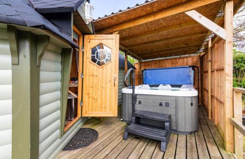 Llanvair Kilgeddin Cabina | Hazel wood lodge