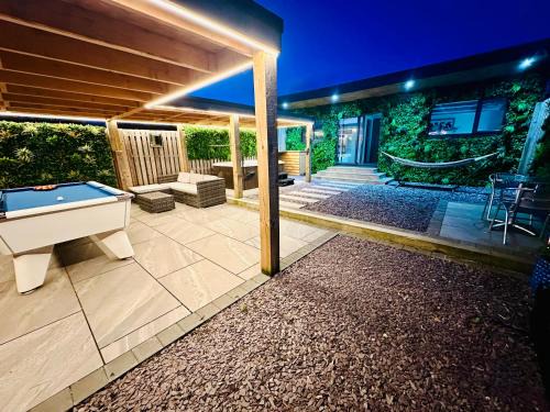 Galston Chalet De Esquí | Hazells Lodge Farm Stay Sleeps 2 Undercover Hottub and Pool Table