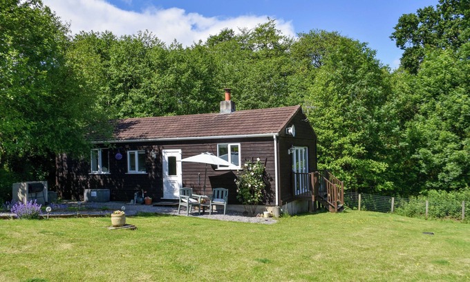 Crediton Cabaña | HAZELNUT LODGE, pet friendly, with open fire in Crediton