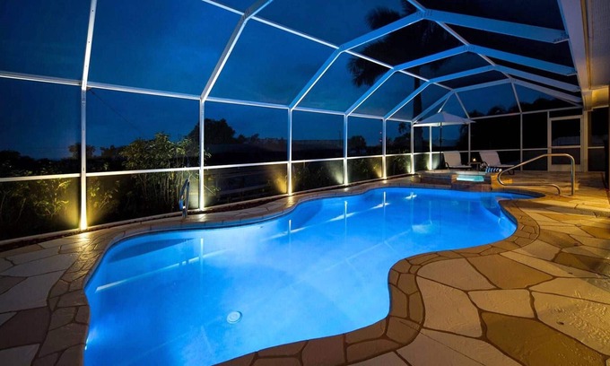 Pelican Villa | Sueño Villa, Sky Bundesliga Live, Pool & Spa, WIFI, Acceso Golfo, Barco, LED 60 "TV