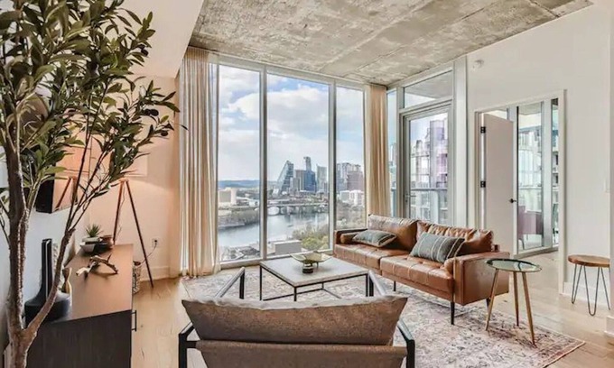 Downtown Austin Apartamento | Heart of Austin 2BR: Pool, Gym, & Amazing Views!