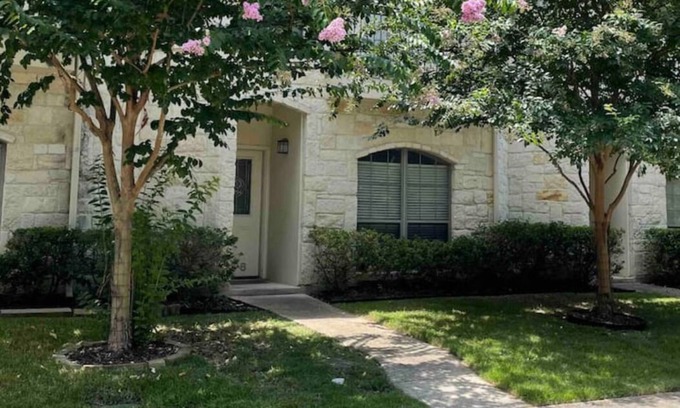 Boerne Casa | Heart of Boerne Townhome 4 min walk to Hill Country Mile, Cibolo Creek & more!