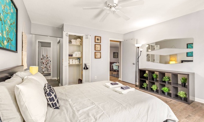 Chapel Hill Condominio | Heart of Chapel Hill - Lovely Spacious 2BD2BTH