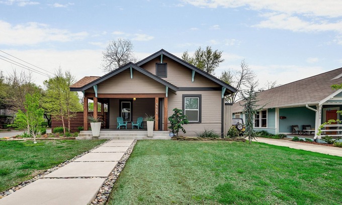 Knox - Henderson Casa | Heart of Dallas, 3 Bedroom, King Bed, Amazing Backyard