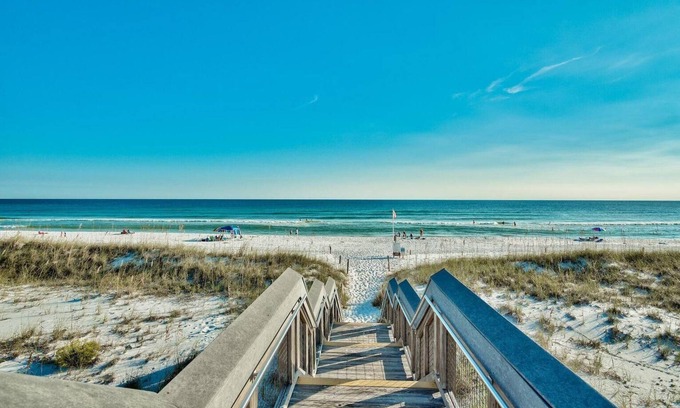 Indian Bayou Condominio | Heart of Destin Beach Bungalow: 2023 Elevated Reno