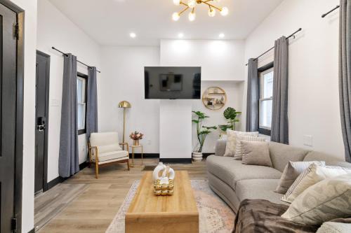 Pittsburgh Casa | Heart of Downtown, 5 mins to Andy Warhol Museum, Parking Available, Private Fenced Backyard, Smart TV, Washer and Dryer in Unit