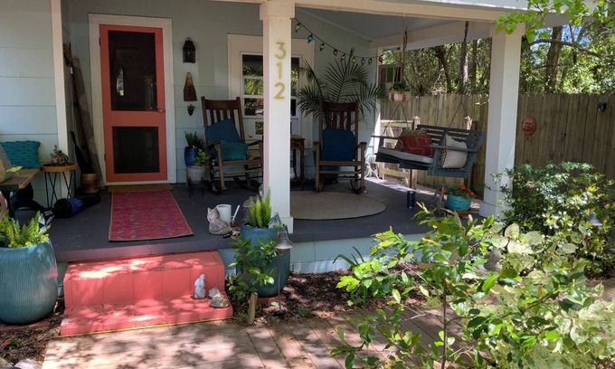 Southport Casa | Heart of DT Southport with private, fenced yard! Perfect for pets! Sleeps 4