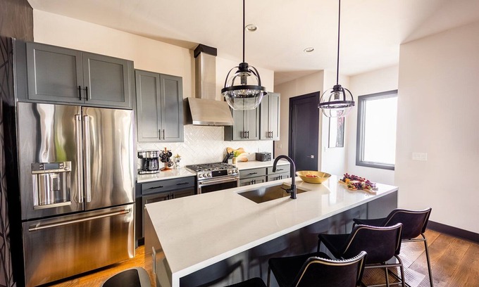 Edgehill Cabaña | Heart of Gulch - 4 Min to Broadway - Designer Home