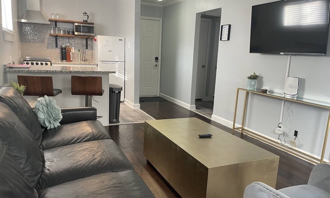Knox - Henderson Apartamento | Heart of Henderson - Modern with Comfy King Bed