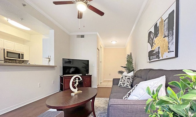 Westchase Apartamento | Heart of Idyllic Westchase, Walk to Cafes, Restaurants