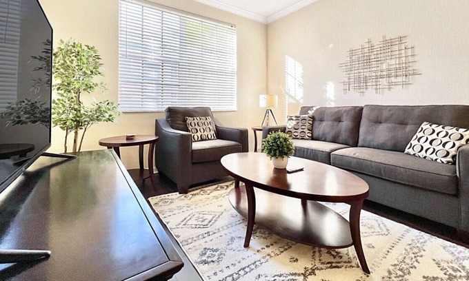 Westchase Apartamento | Heart of Idyllic Westchase, Private Garage
