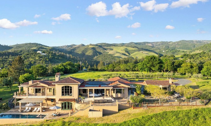 Sonoma Casa | Heart of Oaks Ranch - A Private Hilltop Wine Country Retreat