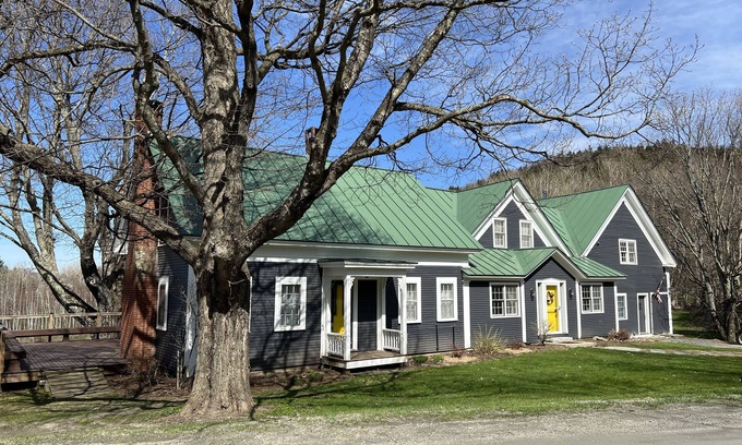 Warren Otro | Heart of the Mad River Valley: 5 bed / 5 bath, 5 minutes from Sugarbush Resort.