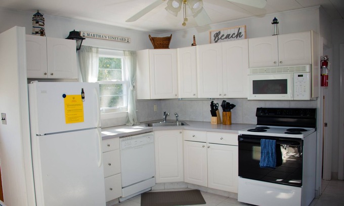 Vineyard Haven Condominio | Heart of VH, walk to ferry, shops & restaurants. Pool, AC & beach gear provided!