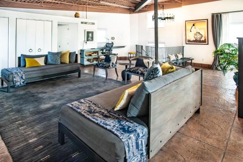 Santa Fe Casa | Heart of Vibrant Railyard-Downtown Loft with Radiant Heat and Deep Luxurious Soaking Tub