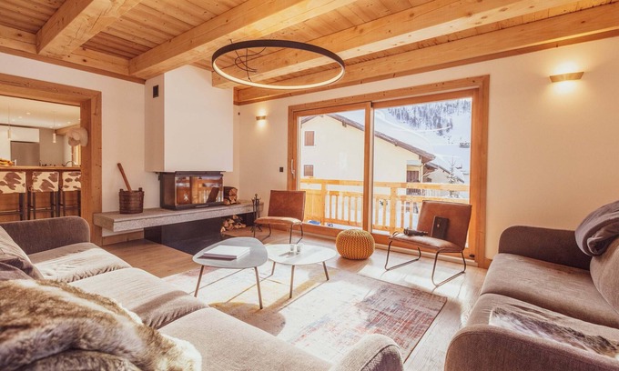 Montgenevre Chalet De Esquí | Corazón del pueblo 22 pers, pies de las pistas, sauna, jacuzzi, billar, terraza.