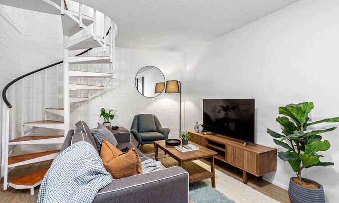 Wembley Casa | Heart of Wembley! 2 BR, 6km to Floreat Beach!