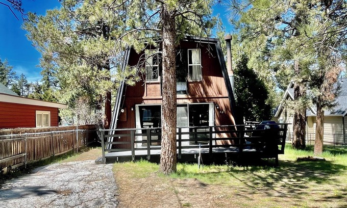 Big Bear City Casa | Heart & Snow Mountain Cabin. Pet Friendly!