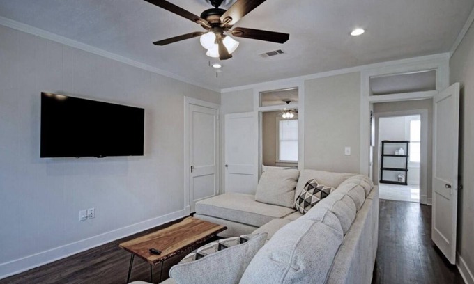Clinton Apartamento | Heart Welcoming Home ! Minutes Away From A Theater & Local Foods!!