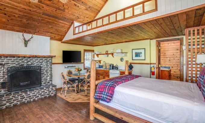 Downtown Cannon Beach Hotel | Hearthstone Inn - Lewis Queen Room at Cannon Beach Hotel Collection! Kitchen