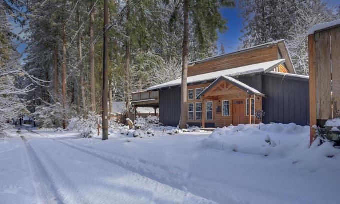 Rhododendron Casa | Hearthstone Retreat - Meredith Lodging