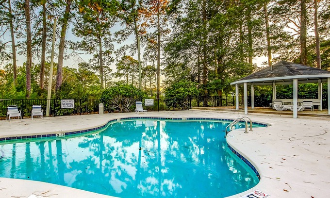 Surfside Beach Condominio | Heartwarming condo w/ pool, balcony, TV, & W/D-snowbird-friendly