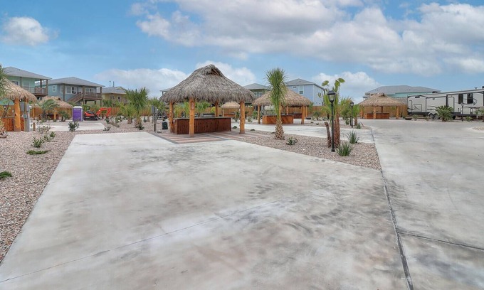 Port Aransas Alquiler De RV | Heat Pool, In Town, Dog Park, Fishing, WIFI, Laundry Room, Walking Paths