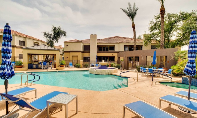 Central Scottsdale Condominio | Heated Community Pool & Hot Tub: Scottsdale Condo!