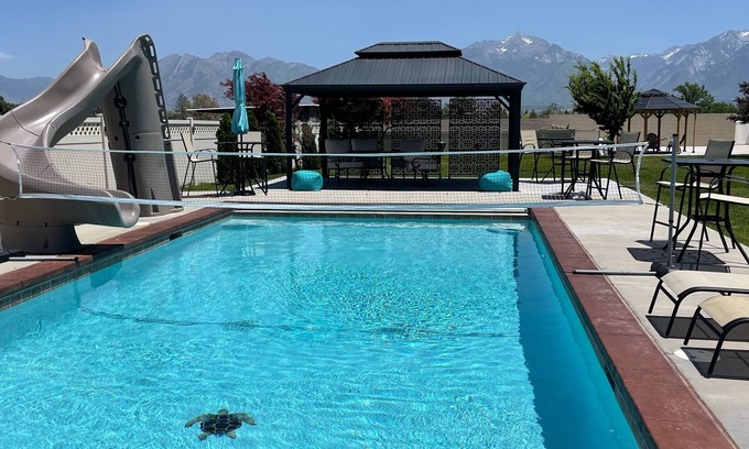 West Jordan Casa | Heated outdoor pool open April 9. Hot tub, stunning view, 5 star, clean, quiet