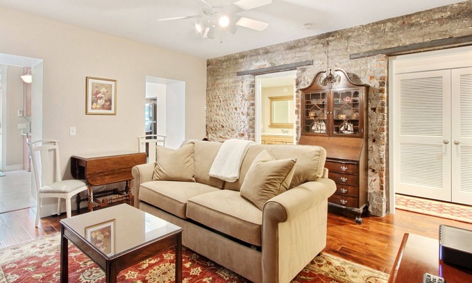 Savannah Victorian District Apartamento | Bellamente renovado apartamento con jardín en una excelente ubicación cerca de Forsyth Park