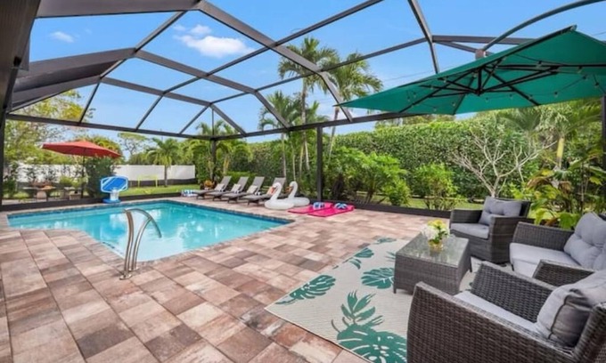 Palm River Estates Casa | Heated Pool, Arcade, <10 min Beach ~ 25 min to RSW