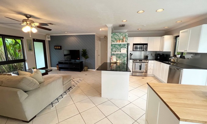 Central Corals Casa | Heated Pool- Beautiful 2-bedroom home