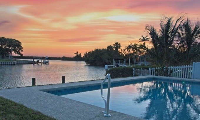 Cocoa Isles Casa | Heated Pool-Canal-Walk to Beach-Kayaks-Beach Gear
