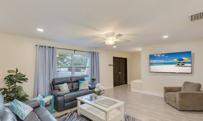 Walsingham Casa | Heated Pool Casa with Hot Tub Sleeps 12 10 min To Beach