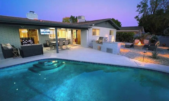 Camelback East Casa | Heated Pool/Fire Lounge/TVpatio Oasis in Uptown!