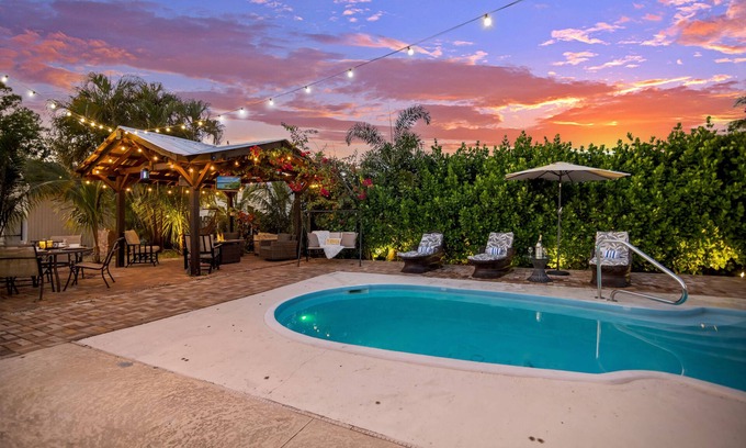 Lake Worth Casa | Heated Pool / Game Room / 5+ Beds / Pet OK