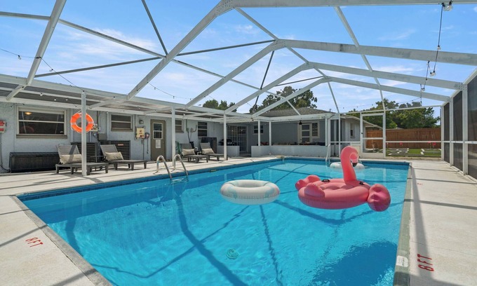 Port Richey Casa | Heated Pool Home +Guest House! Mini Golf+Game Room