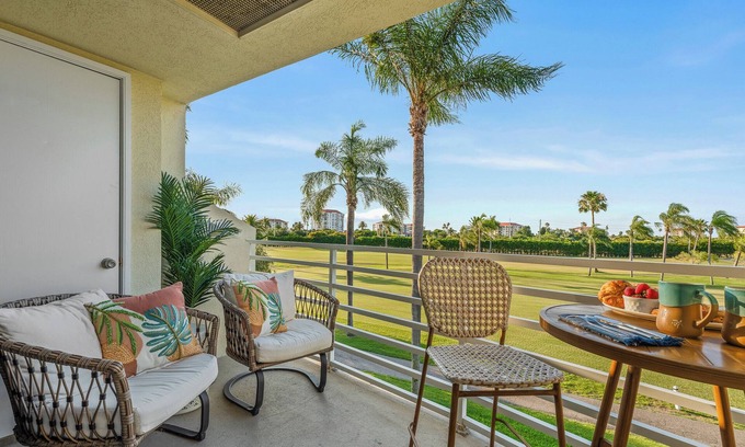 Isla del Sol Condominio | Pool + Hot Tub + Beach Gear + Views. 5 Min to St. Pete Beach