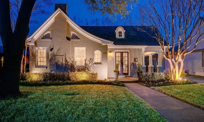 Kessler Casa | Heated Pool, Hot tub, Outdoor Oasis! Bishop Arts