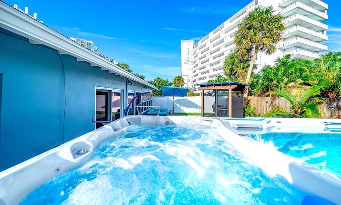 Lauderdale Beach Casa | Heated Pool+Hot Tub! Walk To Beach & Shops!