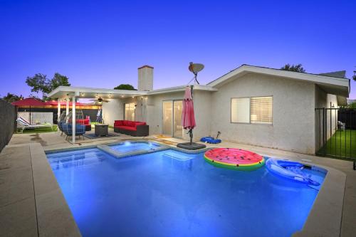East Hemet Casa | Heated Pool - Jacuzzi - Firepit - Game Room