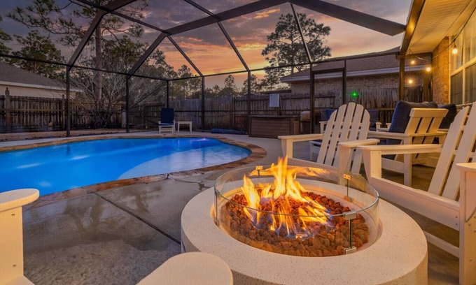 Navarre Casa | Heated Pool | Minutes to Navarre Beach | 2 Kings