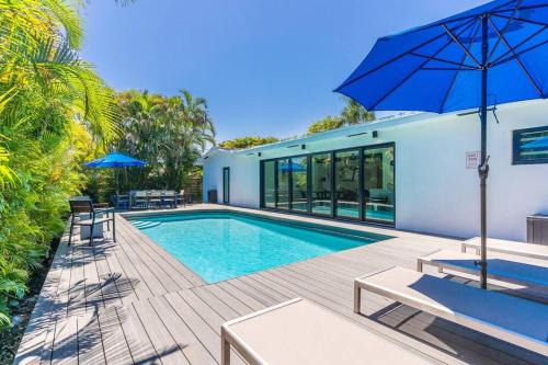 North Miami Beach Casa | Heated Pool Modern 5 Bedrooms House 10 minutes to the Ocean