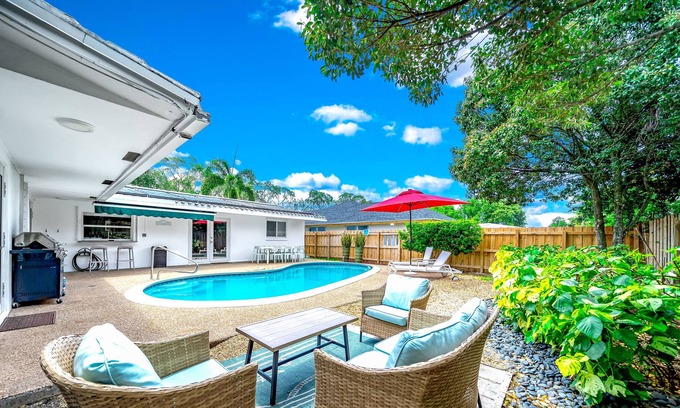 Imperial Point Casa | Heated Pool Oasis! Game Room + 1 Mile To Beach!